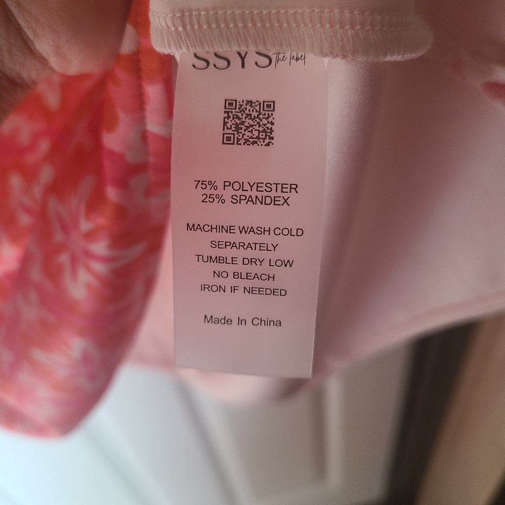 SSYS The Sydney Ruffle V Neck Scuba Active Dress in a pink orange geometric prin - Picture 4 of 5